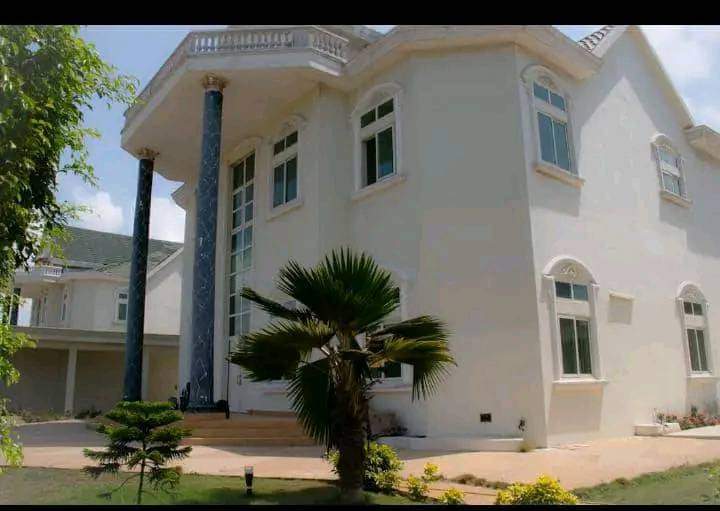 Villa avec piscine à vendre à Cotonou