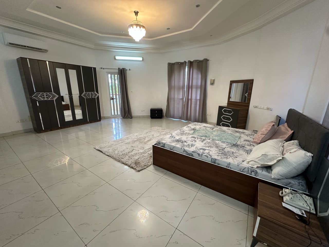 APPARTEMENT MEUBLÉ À LOUER AVEC PISCINE A COTONOU HAIE VIVE