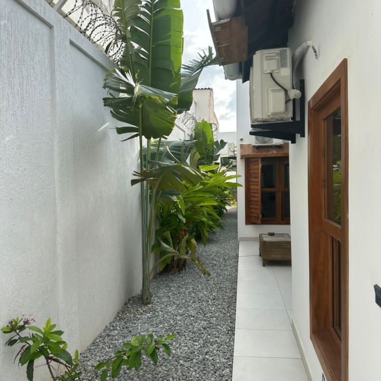 Coquette Villa avec Piscine et Jardin à vendre à Cotonou Fidjrossè