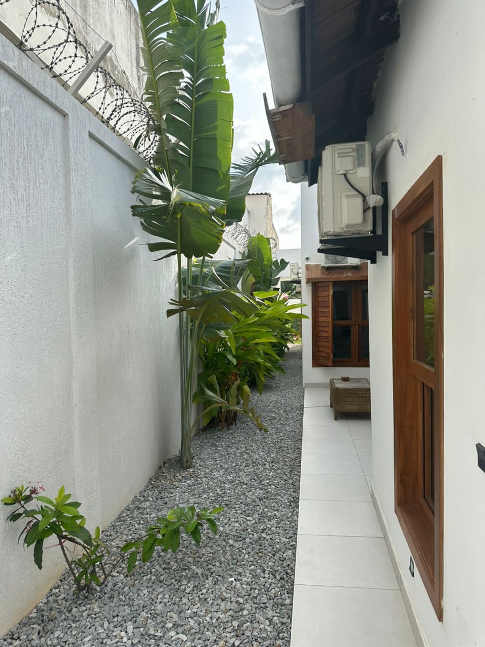 Coquette Villa avec Piscine et Jardin à vendre à Cotonou Fidjrossè