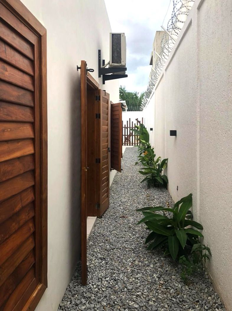 Coquette Villa avec Piscine et Jardin à vendre à Cotonou Fidjrossè