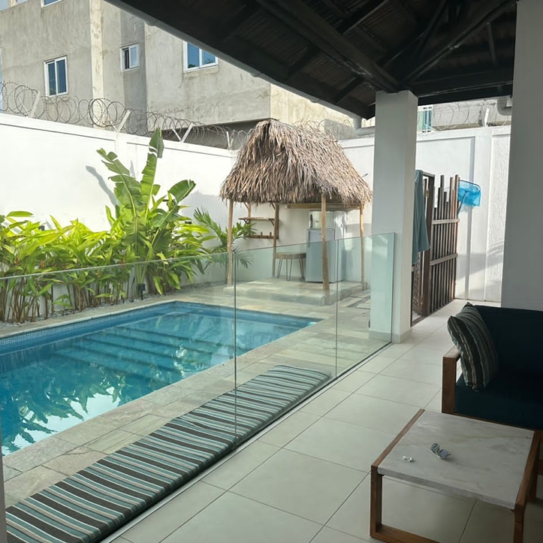 Coquette Villa avec Piscine et Jardin à vendre à Cotonou Fidjrossè