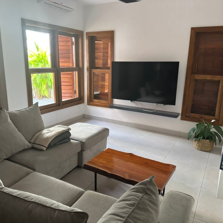 Coquette Villa avec Piscine et Jardin à vendre à Cotonou Fidjrossè