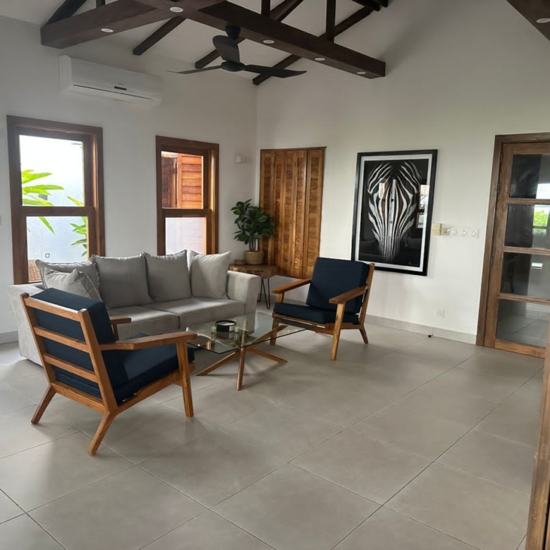 Coquette Villa avec Piscine et Jardin à vendre à Cotonou Fidjrossè