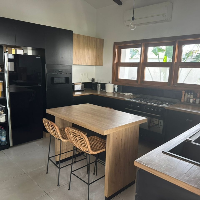 Coquette Villa avec Piscine et Jardin à vendre à Cotonou Fidjrossè