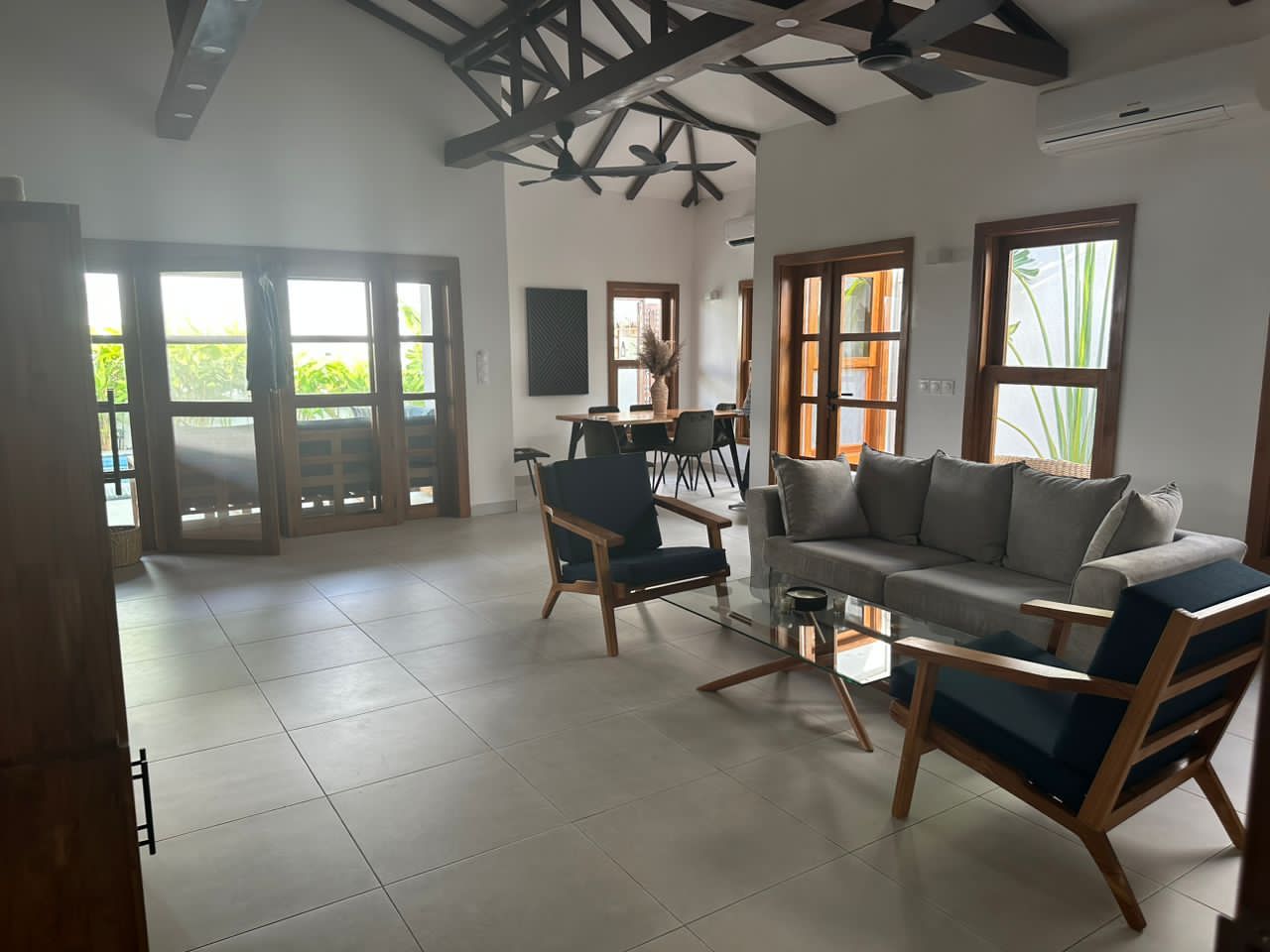 Coquette Villa avec Piscine et Jardin à vendre à Cotonou Fidjrossè