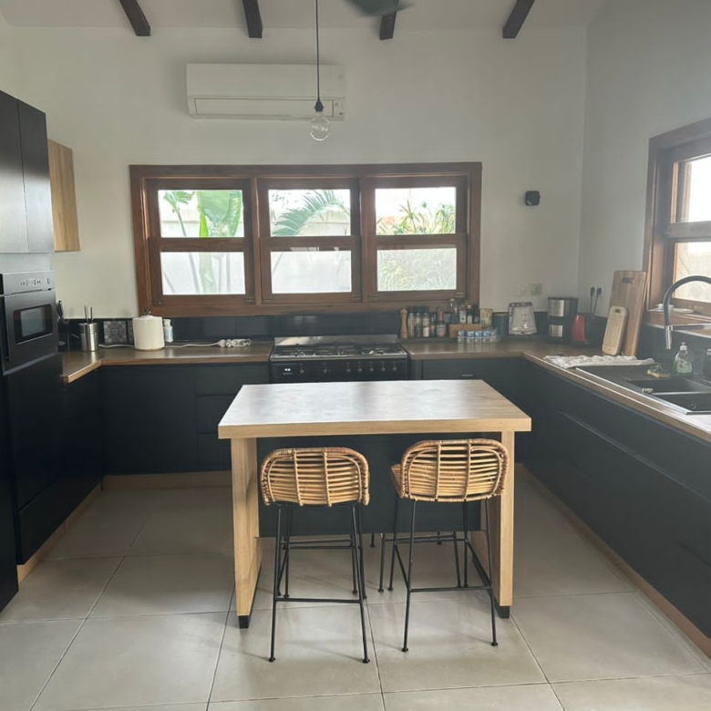 Coquette Villa avec Piscine et Jardin à vendre à Cotonou Fidjrossè