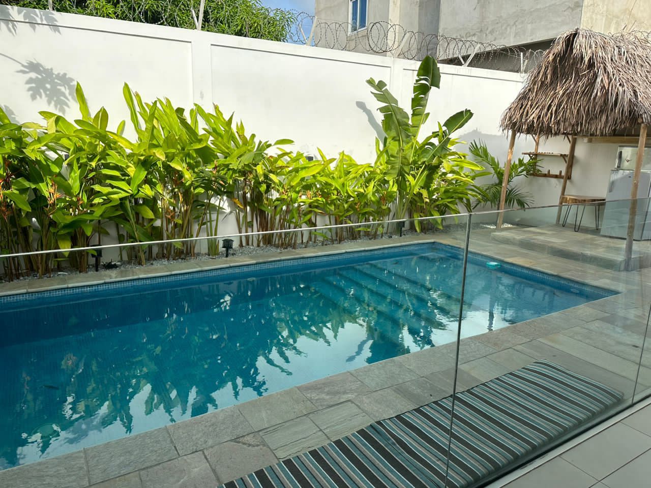 Coquette Villa avec Piscine et Jardin à vendre à Cotonou Fidjrossè