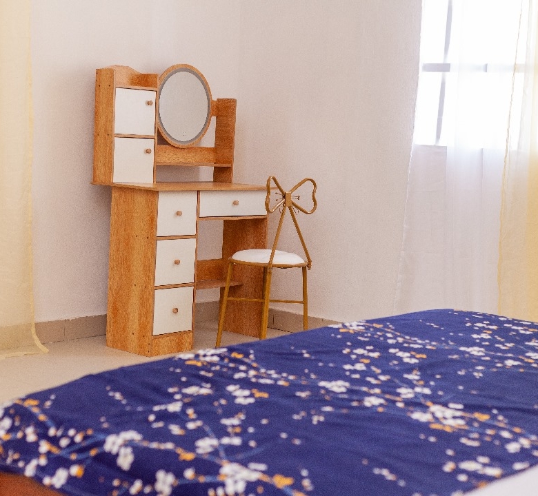 ENTRÉE PERSONNEL MEUBLÉ À FIDJROSSÈ AVEC VUE SUR LA MER