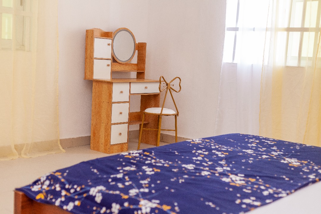 ENTRÉE PERSONNEL MEUBLÉ À FIDJROSSÈ AVEC VUE SUR LA MER