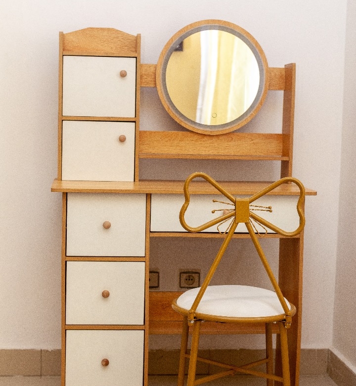 ENTRÉE PERSONNEL MEUBLÉ À FIDJROSSÈ AVEC VUE SUR LA MER