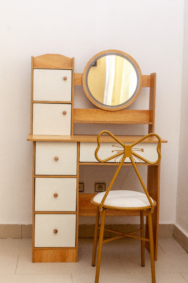 ENTRÉE PERSONNEL MEUBLÉ À FIDJROSSÈ AVEC VUE SUR LA MER