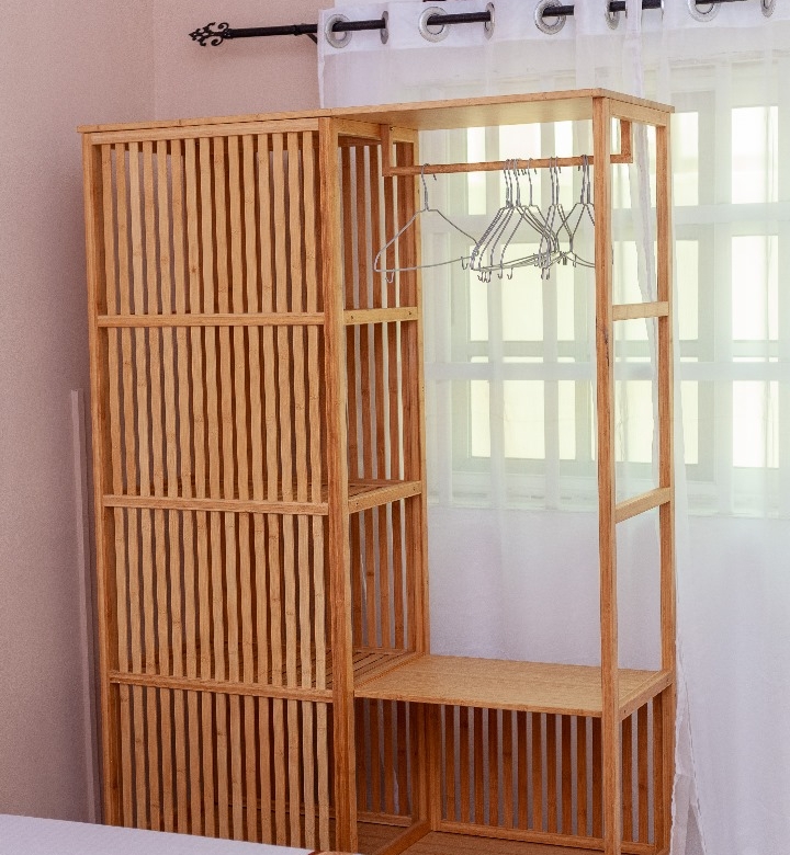 ENTRÉE PERSONNEL MEUBLÉ À FIDJROSSÈ AVEC VUE SUR LA MER