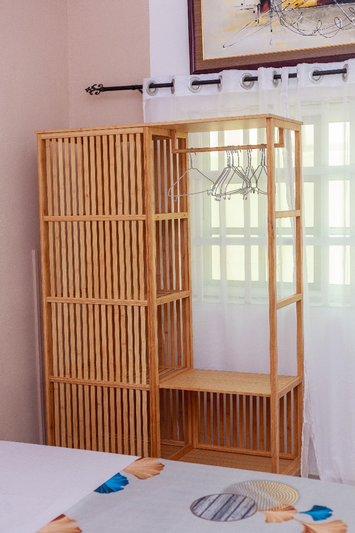 ENTRÉE PERSONNEL MEUBLÉ À FIDJROSSÈ AVEC VUE SUR LA MER