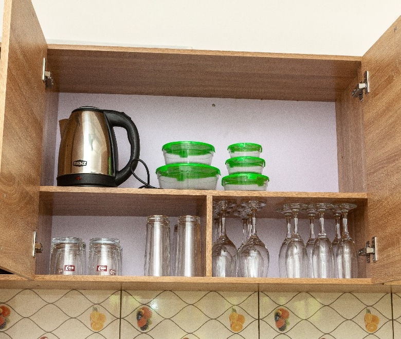 ENTRÉE PERSONNEL MEUBLÉ À FIDJROSSÈ AVEC VUE SUR LA MER