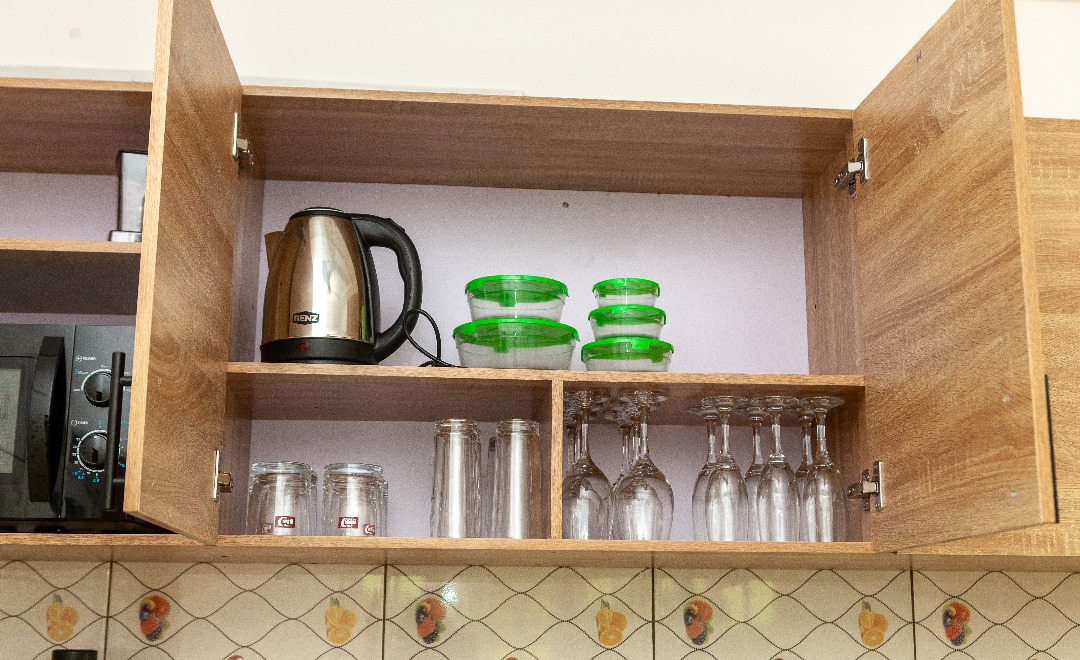 ENTRÉE PERSONNEL MEUBLÉ À FIDJROSSÈ AVEC VUE SUR LA MER