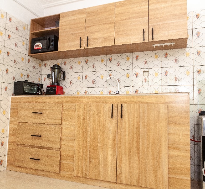 ENTRÉE PERSONNEL MEUBLÉ À FIDJROSSÈ AVEC VUE SUR LA MER