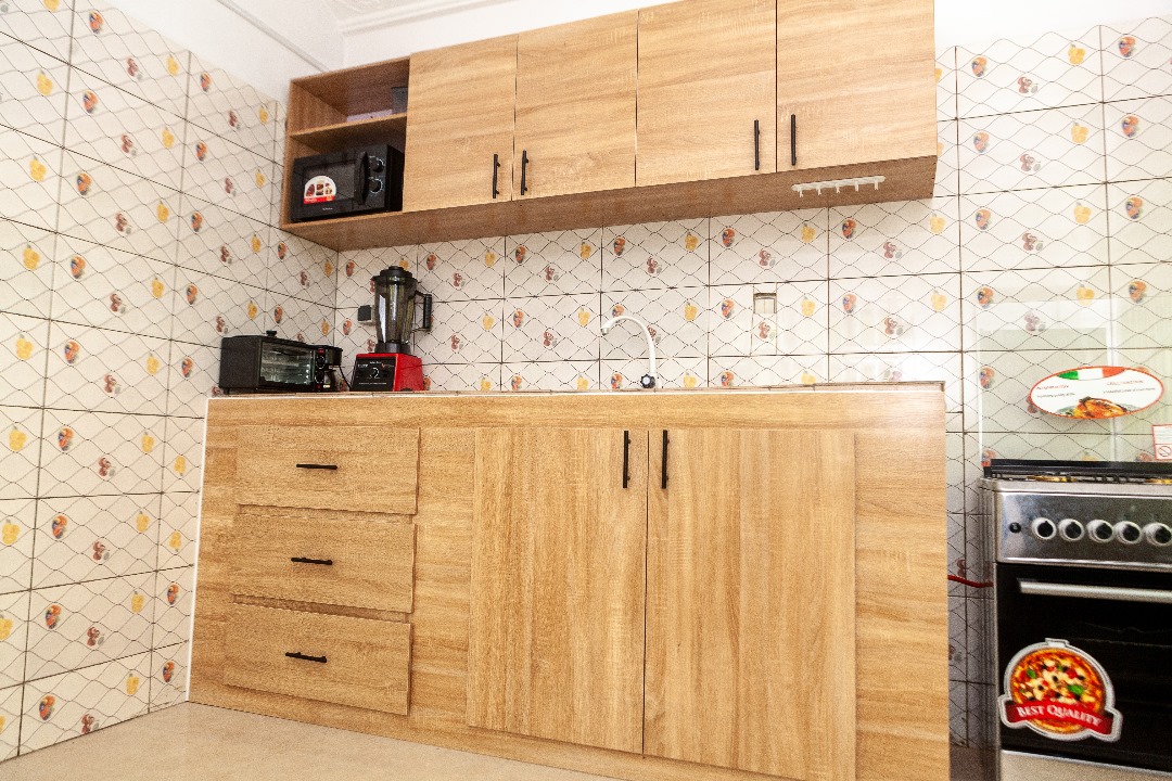 ENTRÉE PERSONNEL MEUBLÉ À FIDJROSSÈ AVEC VUE SUR LA MER