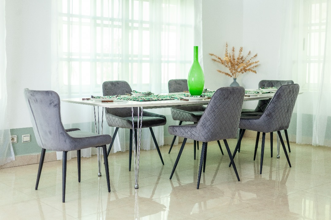 ENTRÉE PERSONNEL MEUBLÉ À FIDJROSSÈ AVEC VUE SUR LA MER