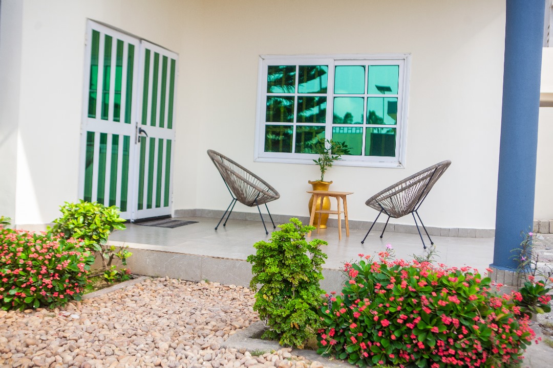 ENTRÉE PERSONNEL MEUBLÉ À FIDJROSSÈ AVEC VUE SUR LA MER