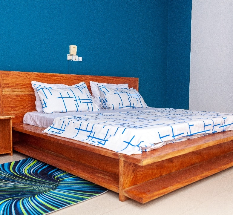 ENTRÉE PERSONNEL MEUBLÉ À FIDJROSSÈ AVEC VUE SUR LA MER