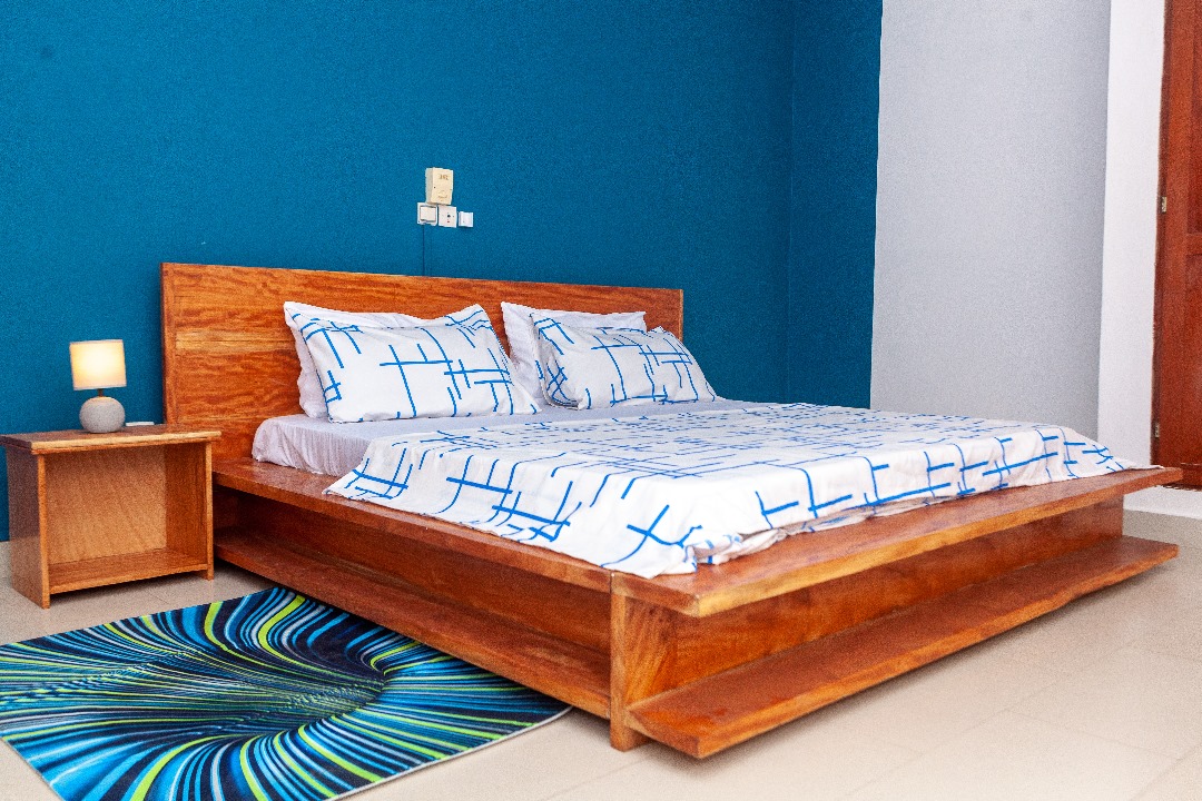 ENTRÉE PERSONNEL MEUBLÉ À FIDJROSSÈ AVEC VUE SUR LA MER