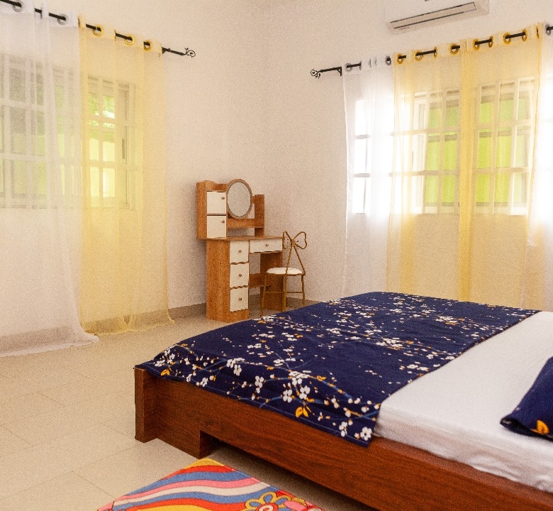 ENTRÉE PERSONNEL MEUBLÉ À FIDJROSSÈ AVEC VUE SUR LA MER