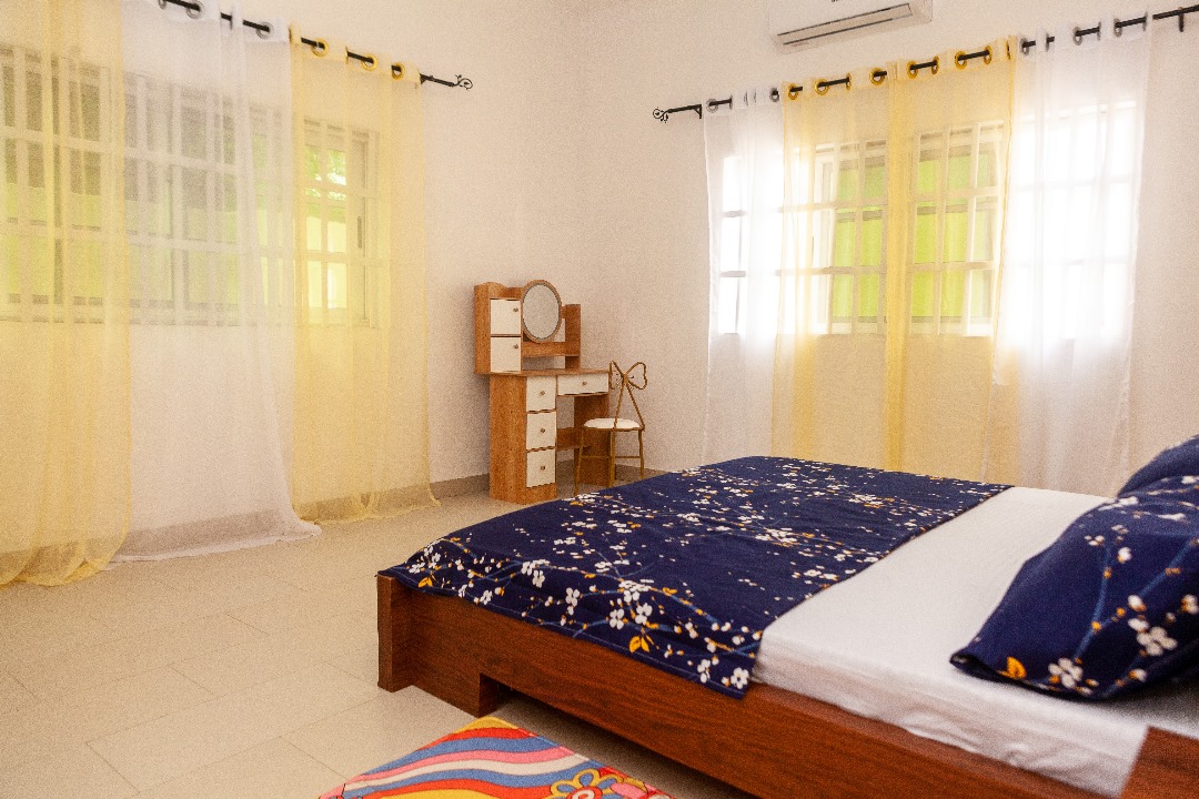 ENTRÉE PERSONNEL MEUBLÉ À FIDJROSSÈ AVEC VUE SUR LA MER