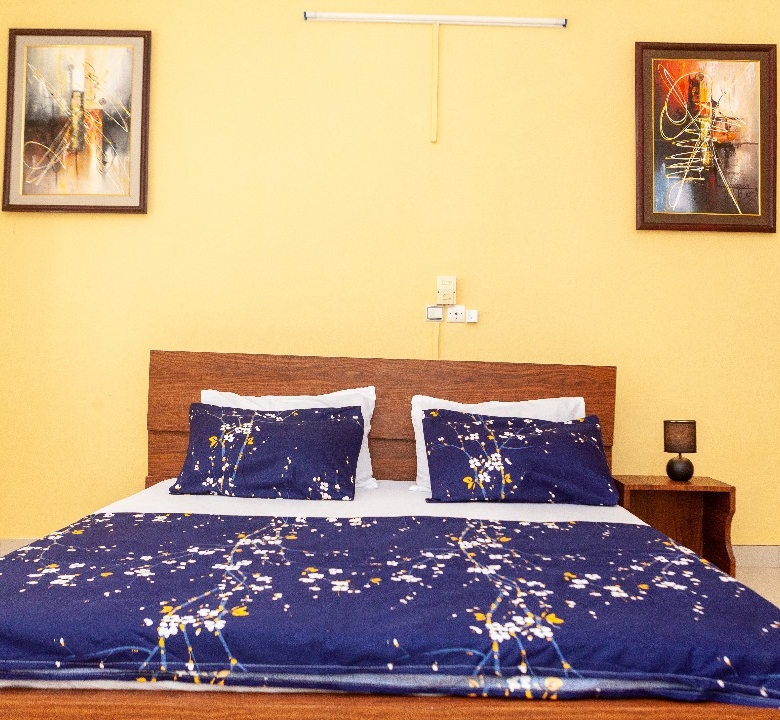 ENTRÉE PERSONNEL MEUBLÉ À FIDJROSSÈ AVEC VUE SUR LA MER