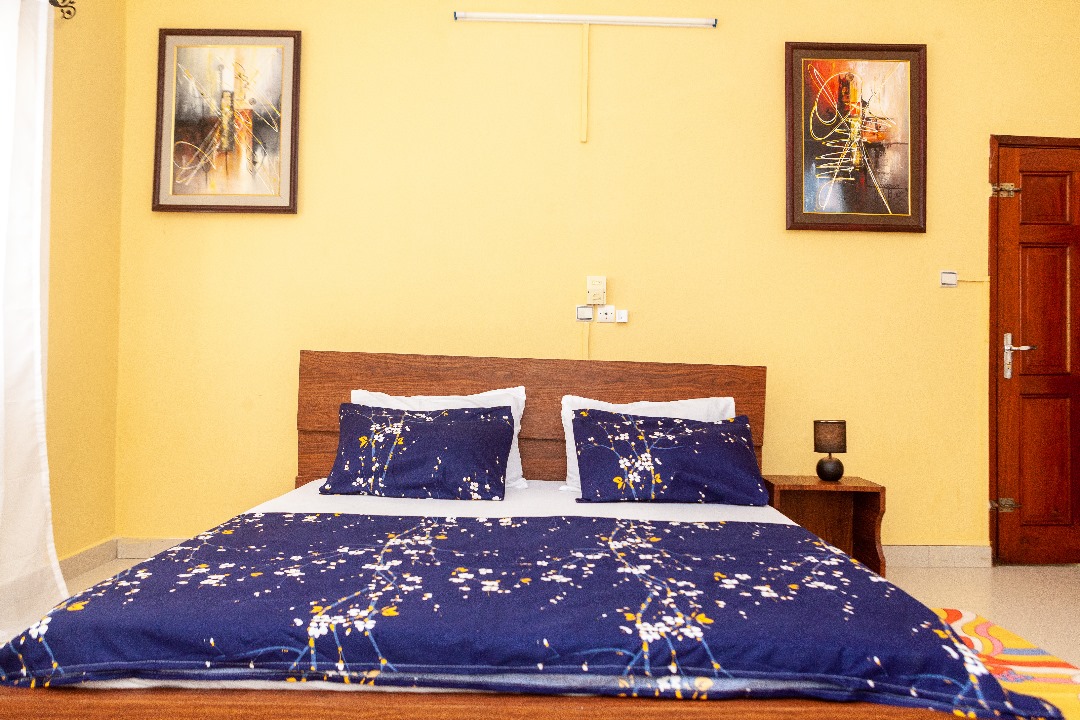 ENTRÉE PERSONNEL MEUBLÉ À FIDJROSSÈ AVEC VUE SUR LA MER