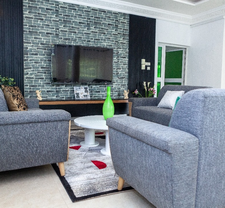 ENTRÉE PERSONNEL MEUBLÉ À FIDJROSSÈ AVEC VUE SUR LA MER