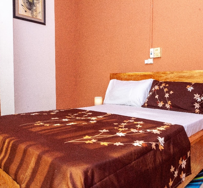 ENTRÉE PERSONNEL MEUBLÉ À FIDJROSSÈ AVEC VUE SUR LA MER