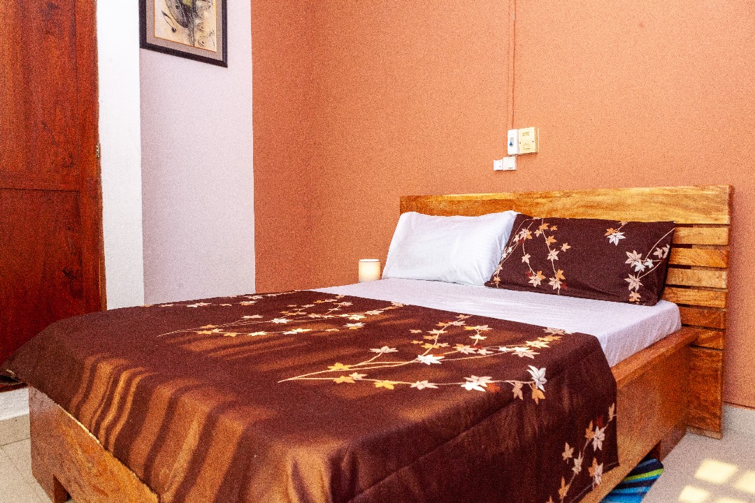 ENTRÉE PERSONNEL MEUBLÉ À FIDJROSSÈ AVEC VUE SUR LA MER