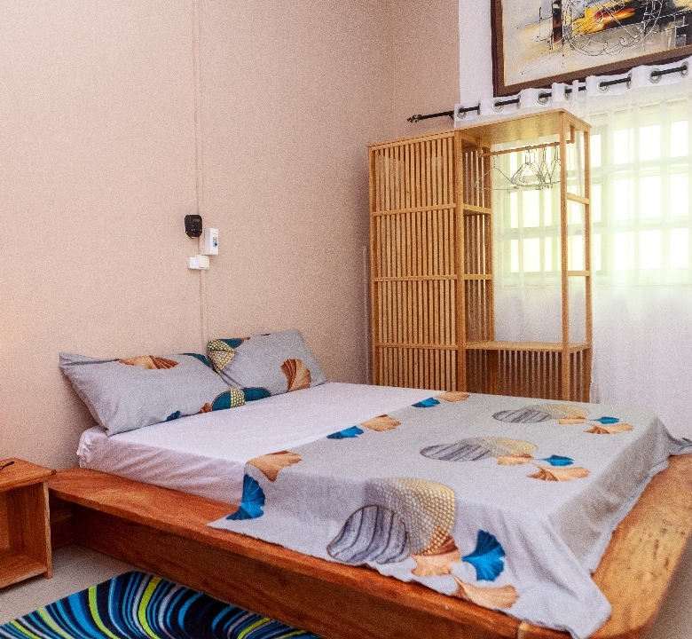 ENTRÉE PERSONNEL MEUBLÉ À FIDJROSSÈ AVEC VUE SUR LA MER