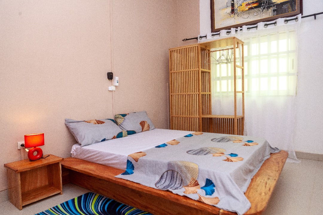 ENTRÉE PERSONNEL MEUBLÉ À FIDJROSSÈ AVEC VUE SUR LA MER