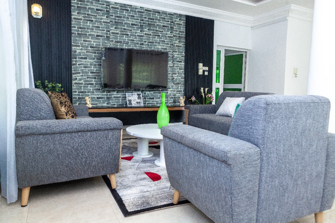 ENTRÉE PERSONNEL MEUBLÉ À FIDJROSSÈ AVEC VUE SUR LA MER