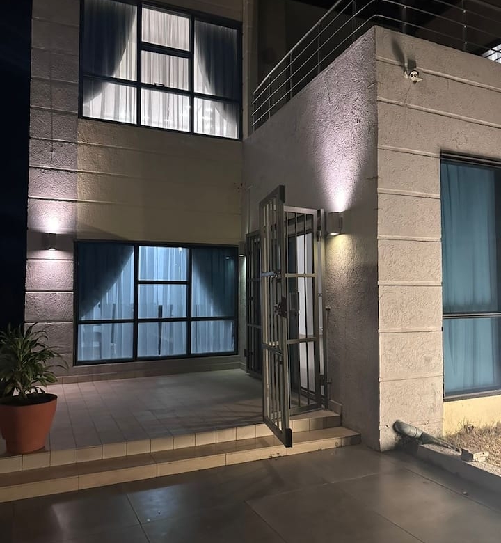 LOCATION VILLA DUPLEX MEUBLÉE AVEC PISCINE ET JARDIN VUE SUR MER A COTONOU COCOTIERS