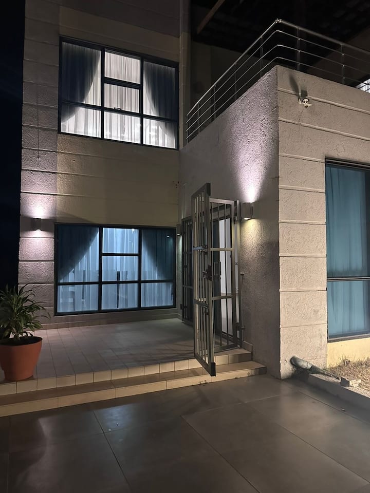 LOCATION VILLA DUPLEX MEUBLÉE AVEC PISCINE ET JARDIN VUE SUR MER A COTONOU COCOTIERS