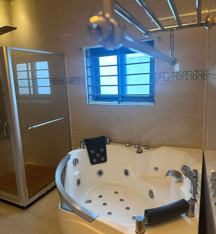 LOCATION VILLA DUPLEX MEUBLÉE AVEC PISCINE ET JARDIN VUE SUR MER A COTONOU COCOTIERS