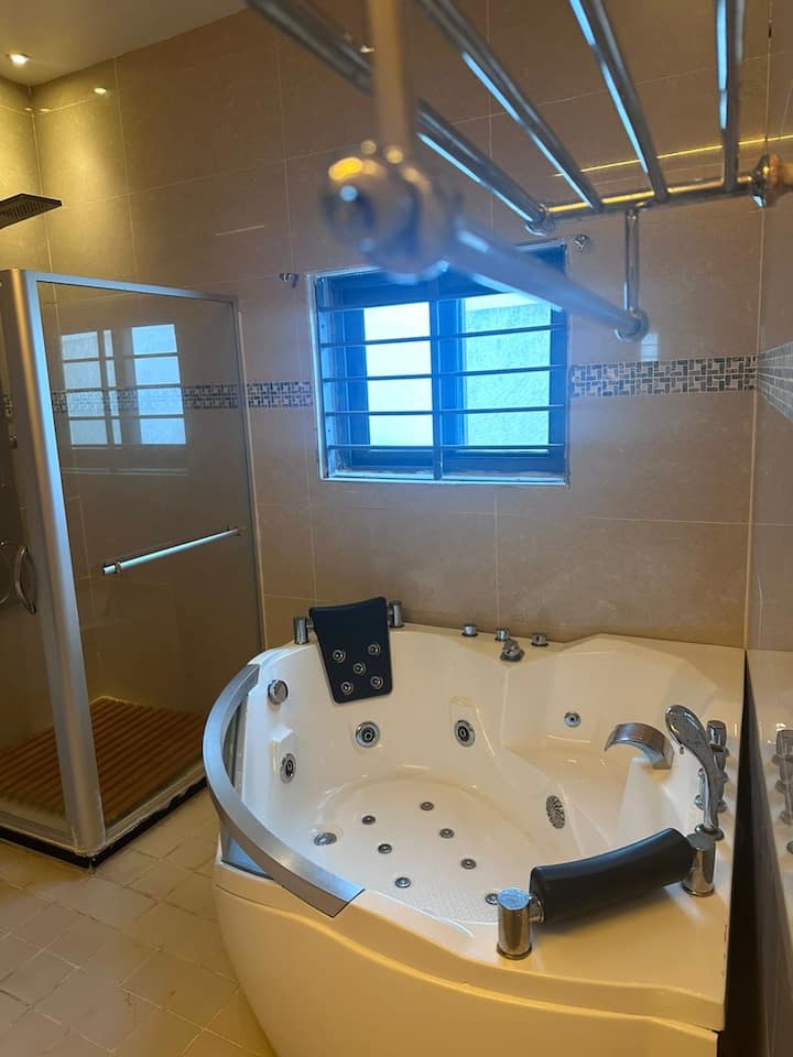 LOCATION VILLA DUPLEX MEUBLÉE AVEC PISCINE ET JARDIN VUE SUR MER A COTONOU COCOTIERS