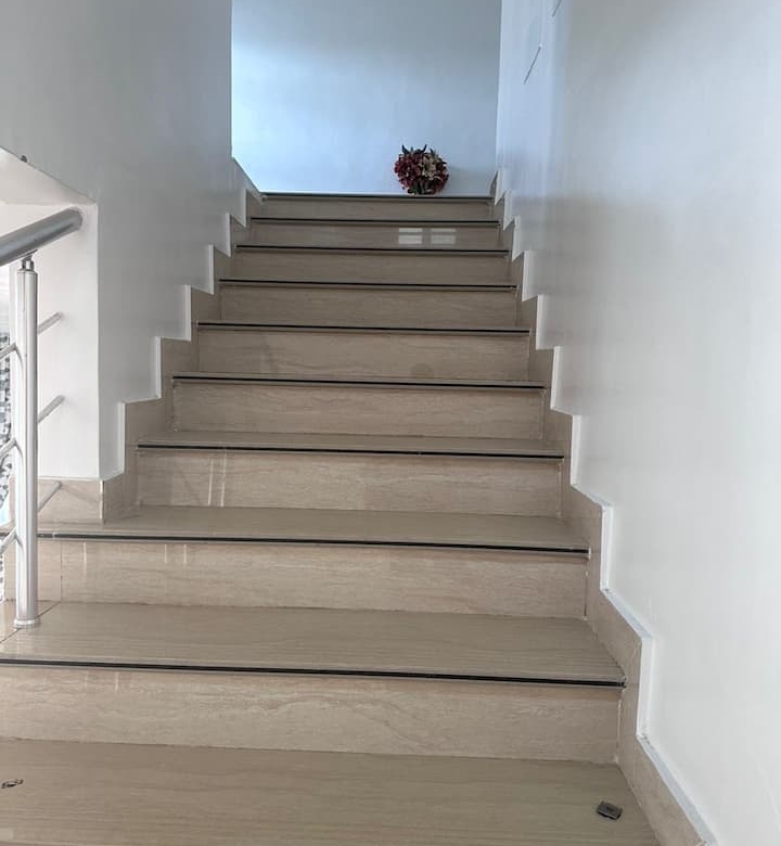 LOCATION VILLA DUPLEX MEUBLÉE AVEC PISCINE ET JARDIN VUE SUR MER A COTONOU COCOTIERS