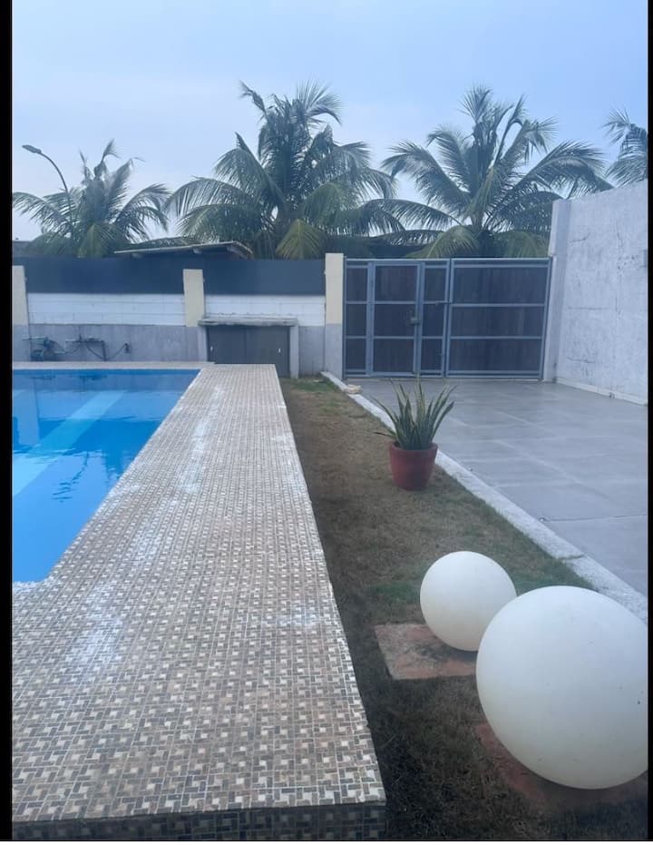LOCATION VILLA DUPLEX MEUBLÉE AVEC PISCINE ET JARDIN VUE SUR MER A COTONOU COCOTIERS