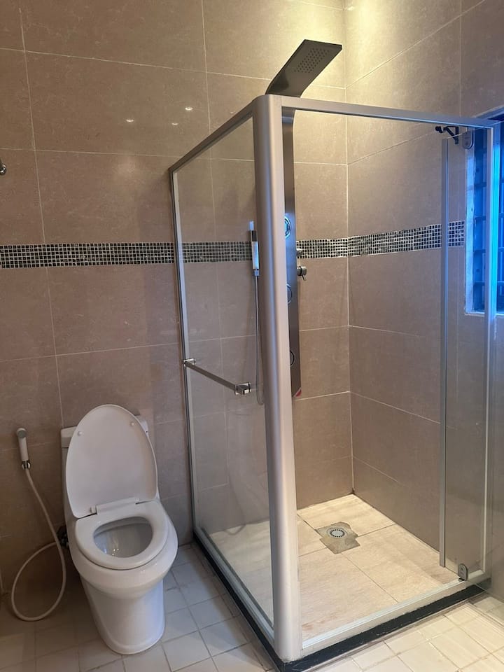 LOCATION VILLA DUPLEX MEUBLÉE AVEC PISCINE ET JARDIN VUE SUR MER A COTONOU COCOTIERS