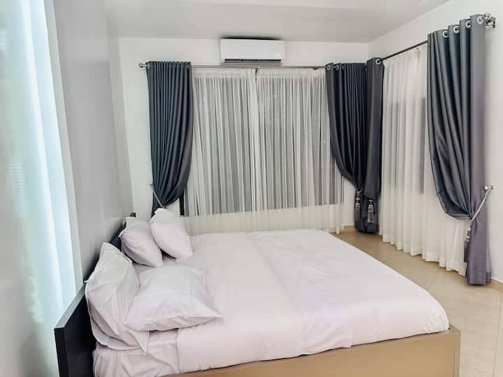 LOCATION VILLA DUPLEX MEUBLÉE AVEC PISCINE ET JARDIN VUE SUR MER A COTONOU COCOTIERS