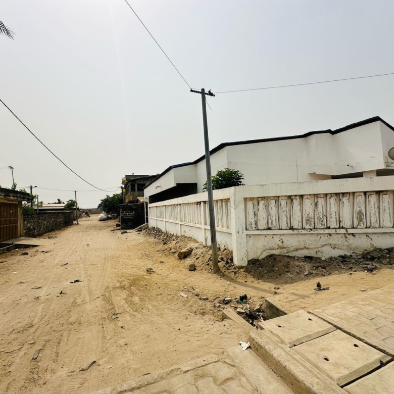 Maison locative à vendre à fidjrossè Aibatin