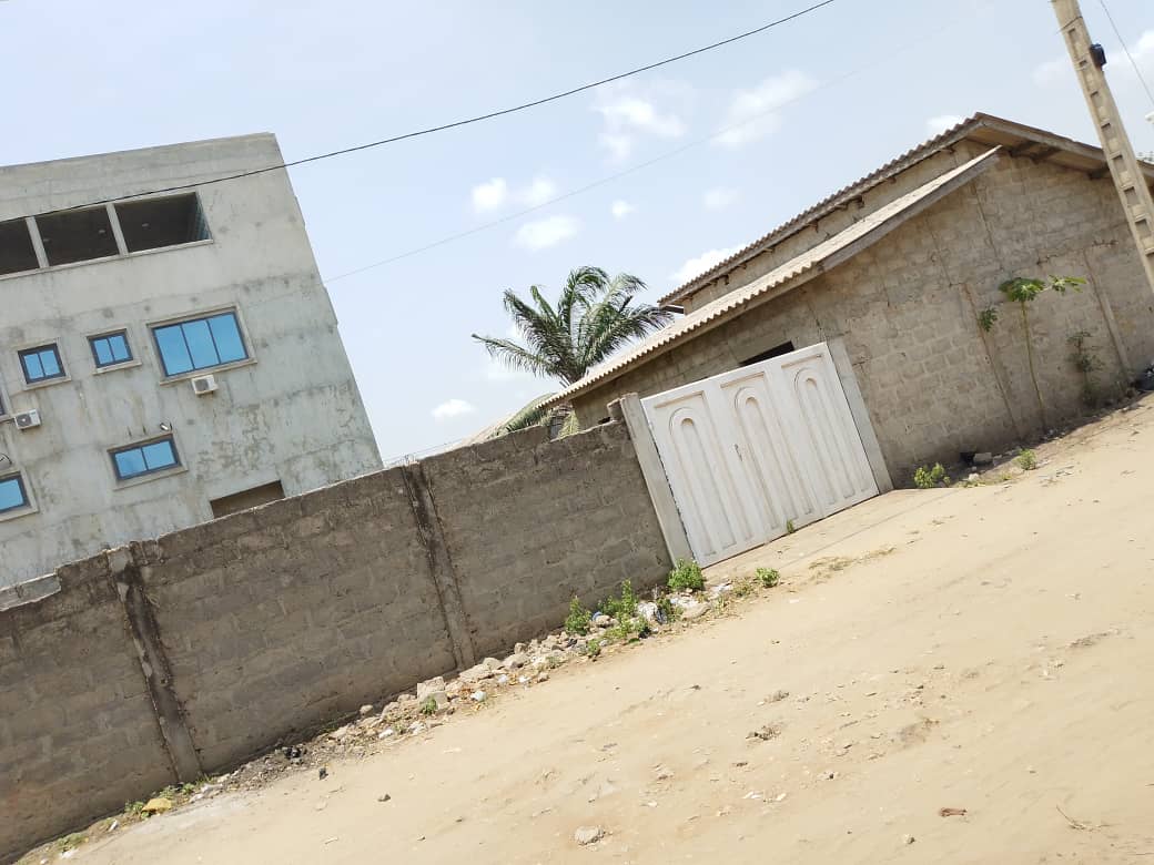 PARCELLE CLÔTURÉE AVEC PORTAIL A VENDRE A GODOMEY ATROKPOCODJI