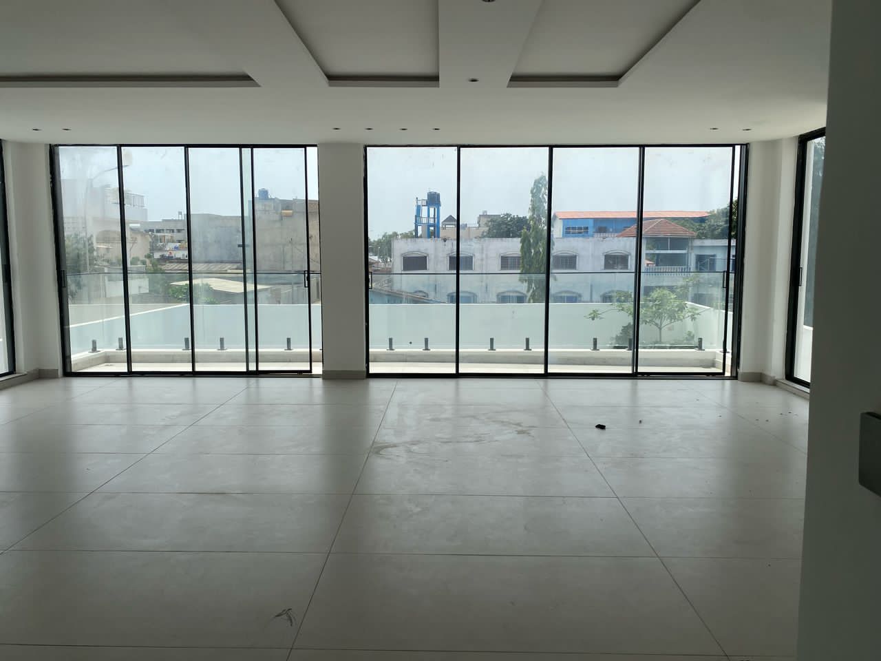 VILLA DE LUXE A LOUER A COTONOU FIDJROSSE AVEC PISCINE