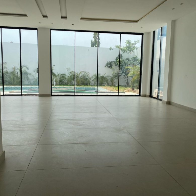 VILLA DE LUXE A LOUER A COTONOU FIDJROSSE AVEC PISCINE