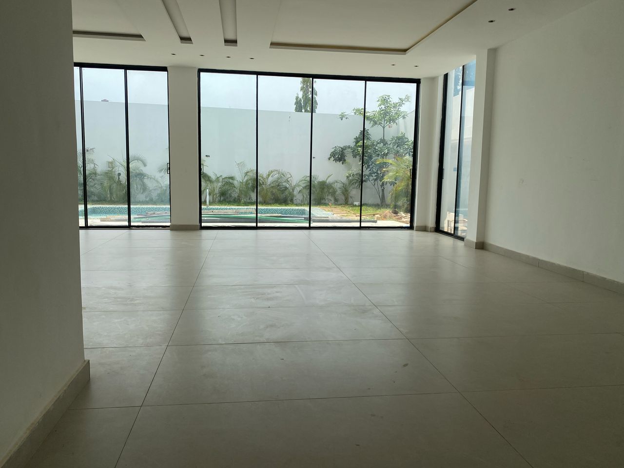 VILLA DE LUXE A LOUER A COTONOU FIDJROSSE AVEC PISCINE