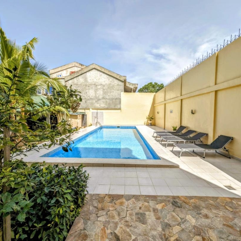 VILLA MEUBLÉE AVEC GRAND JARDIN, ET PISCINE A FIDJROSSE